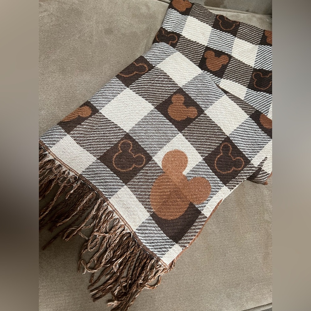Disney Mickey Mouse scarf. - Picture 6 of 7